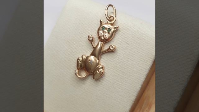 Забавный котик с зелёными глазками ждёт свою хозяйку.