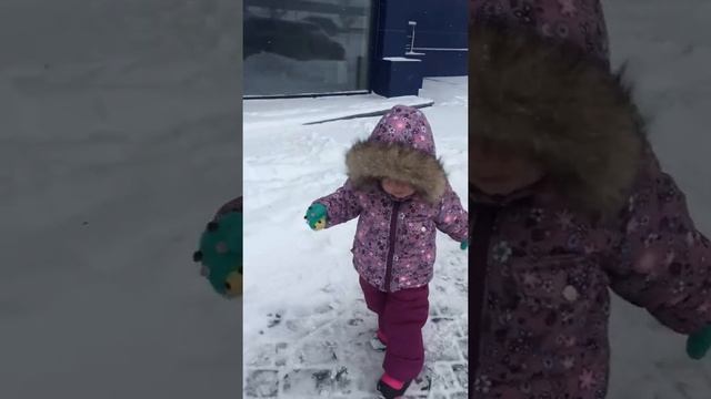 Маленькая Анечка тестирует немецкие санки Сани KHW Snow Shuttle смотреть онлайн