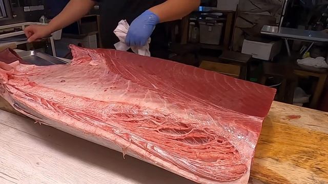 The Bluefin Tuna King at Donggang Fish Market黑鮪魚戰斧肋排烤 — Grilled Tomahawk Ribeye & Sashimi in Taiwa смотреть онлайн