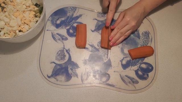 Салат Сытный с колбасой, огурцом и сыром. смотреть онлайн