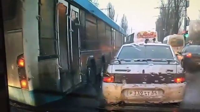 Водитель автобуса дважды врезался в автомобиль и уехал смотреть онлайн