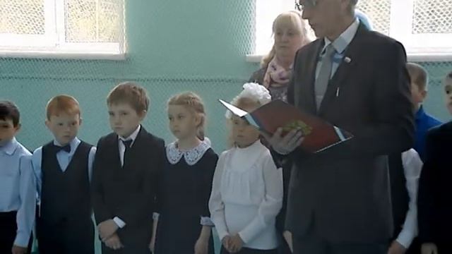 В поселке Старая Сама прозвенел последний звонок. Выпускников поздравляли и ферросплавщики смотреть онлайн