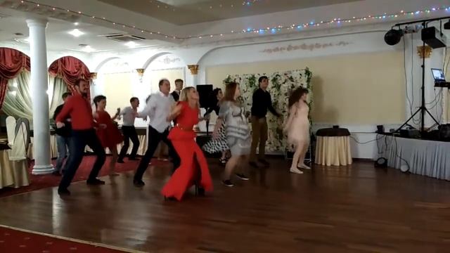 Свадьба,танец друзей на свадьбе , самый крутой танец, подарок на свадьбу , самый оригинальный танец смотреть онлайн
