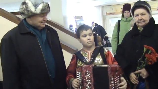 ИГРАЙ ГАРМОНЬ Алексеев Егор в вестибюле Гимназии 622 проважает блокадников 4 480p смотреть онлайн