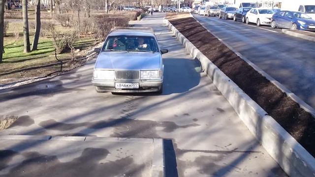 Езда по тротуару смотреть онлайн