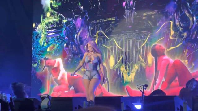 Kream.... Iggy Azalea x Tyga : Pitbull's Can't Stop Us Now @ Bangor Maine [HD] смотреть онлайн