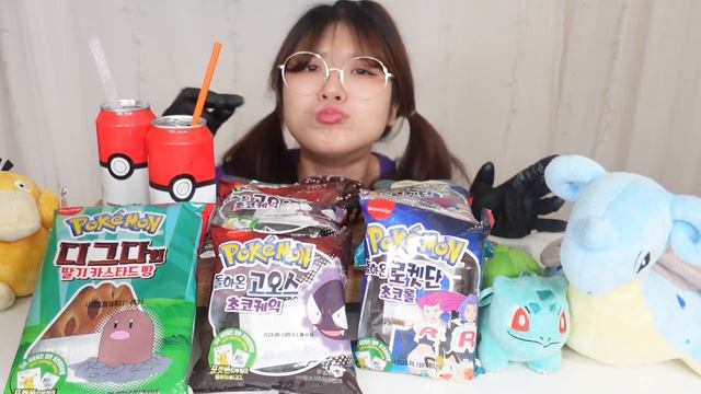 ENG SUB 추억의 포켓몬빵 디그다고오스초코롤잠만보피카츄 먹방! 띠부띠부씰 POKEMON BREAD  DONUT MUKBANG SealEATING SHOW