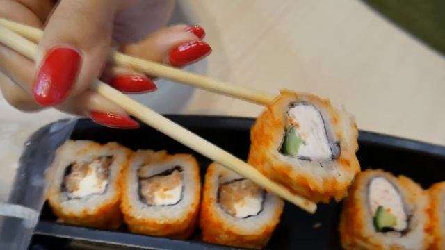 НАБОР ГОТОВЫХ РОЛЛОВ "САБУРО" ОТ САКУРА / ОЧЕРЕДНАЯ ХРЕНЬ ИЛИ ВСЁ-ТАКИ ВКУСНЯШКА?! смотреть онлайн