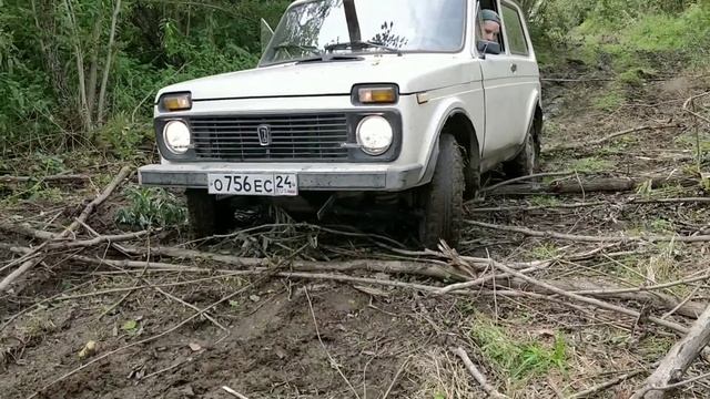 Нива в грязи. Niva Offroad
