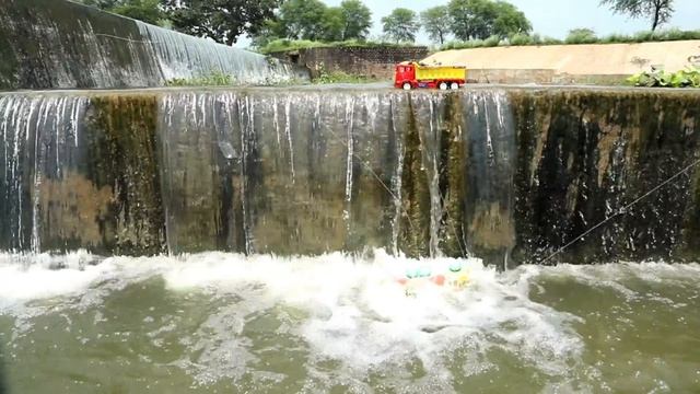 Машинки играют около водопада смотреть онлайн
