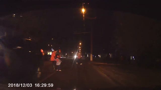 Беспечная мамаша с детками или как не надо переходить проезжую часть. смотреть онлайн