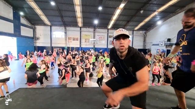 Conga - Gloria Estefan / Coreografía BeeDance / Buena Vibra смотреть онлайн