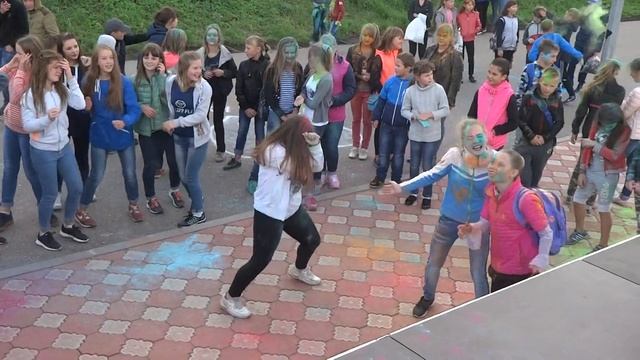 В Кинешме прошел фестиваль "Холи -краски осени" смотреть онлайн