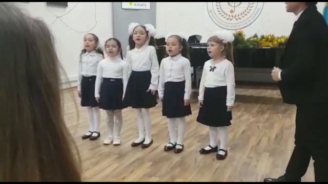 Happy New Year. Сальникова Елизавета с хором. смотреть онлайн
