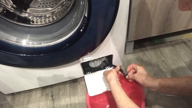 Почистила фильтр в стиральной машине....
