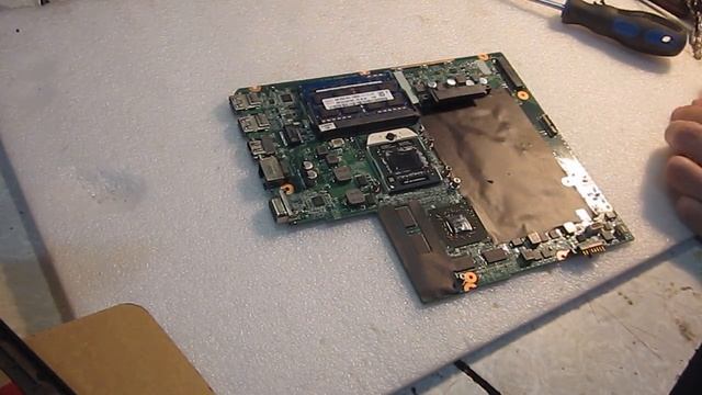 lenovo z580 разборка ноутбука Чистка от пыли disassembling a laptop Dust cleaning смотреть онлайн