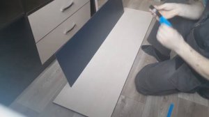 Как приклеить зеркало на дверцу шкафа