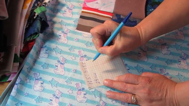 ЛОСКУТНОЕ ОДЕЯЛО из старой одежды : НОВЫЙ СПОСОБ без трудоемкой стежки. Первая часть . смотреть онлайн