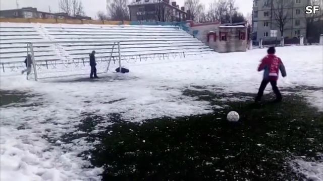 Зимний футбол | Пробиваем в ворота | Лучшие удары! смотреть онлайн