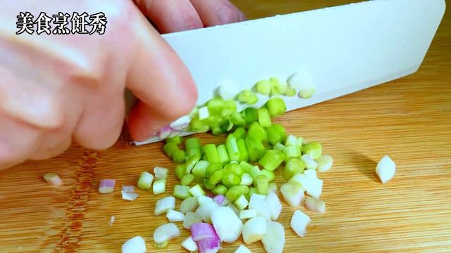 我家剩米飯從不二次蒸，淋3個雞蛋，小穎教你好吃做法，出鍋比吃肉還香，【美食烹飪秀】，#蛋炒飯食譜，#蛋炒飯料理，#蛋炒飯的做法，#food，#美食，Chinese Egg Fired Rice #雞 смотреть онлайн