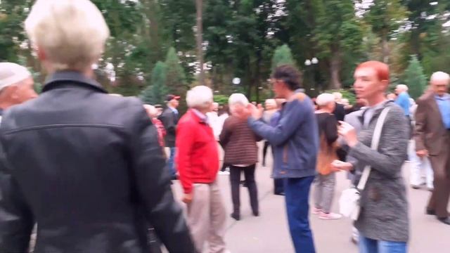БУДУ Я ЦВЕТЫ ТЕБЕ ВСЕГДА ДАРИТЬ! ТАНЦЫ В ПАРКЕ ГОРЬКОГО ХАРЬКОВ СЧАСТЛИВЫЕ ДНИ смотреть онлайн