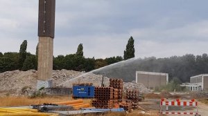 Снос старого дымохода на бывшей военной базе в Германии.