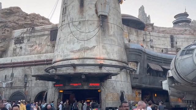 VIRTUAL DISNEYWORLD... IN YOUR HOME?? | Apple Vision Pro Collaboration with Disney смотреть онлайн