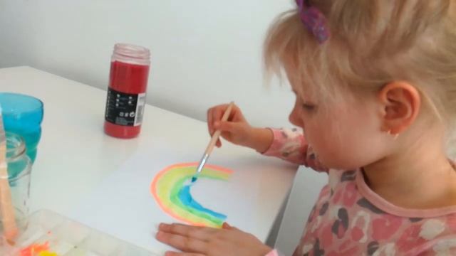 ЯНА РИСУЕТ РАДУГУ RAINBOW PAINTING смотреть онлайн