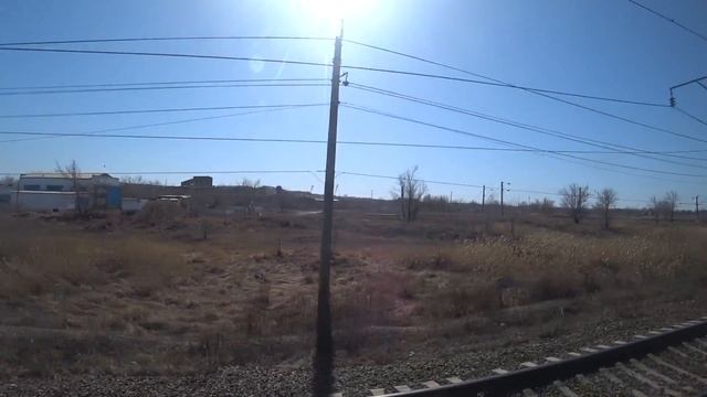 Поезд заезжает на станцию Карабас (Қарабас) весной 2021 года смотреть онлайн