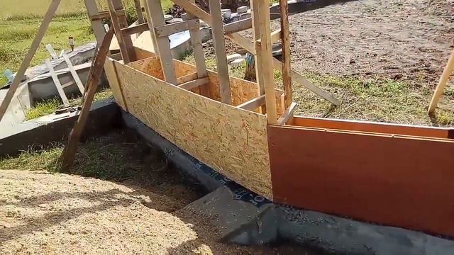 Начало подъёма стен (выставление лесенок и апалубку). смотреть онлайн