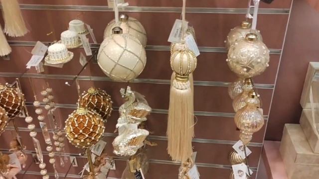 Новогодний декор 2024 в Московском универмаге в СПб. Новогодняя коллекция игрушек смотреть онлайн