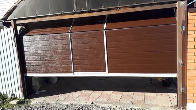 Автоматические секционные ворота "Дорхан" с встроенной калиткой и установкой под навес. смотреть онлайн