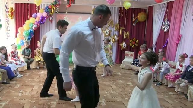 Танец пап и дочек на выпускном в детском саду 1 смотреть онлайн