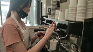 Приготовление американо в кофейне