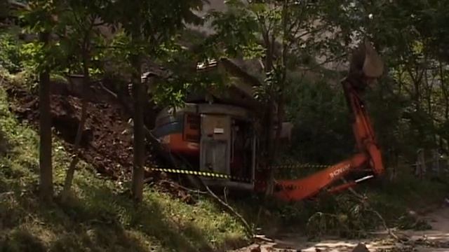 Строители уберут упавший экскаватор, не повредив деревья на Сабанеева смотреть онлайн
