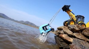 Экскаватор спасает мопед из реки