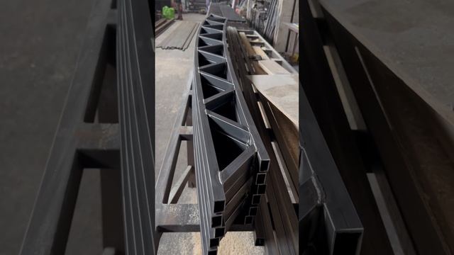 Подготавливаем очередной комплект навеса к монтажу