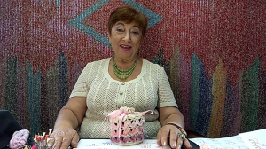 Вязаная шкатулочка и две хризантемы. Мастер-класс по вязанию крючком от О. С. Литвиной.