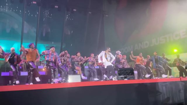 DWPACADEMY performance with Usher at the Global Citizen Festival 2022. смотреть онлайн