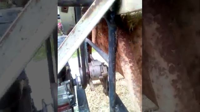 Самодельный комбаин для выбивания снопов. Зерновая молотилка. Обмолот зерна. смотреть онлайн