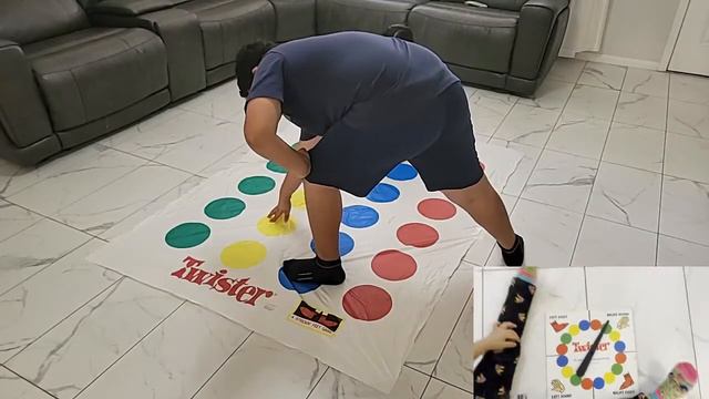 TWISTER GAME PLAYING, JUGANDO TWISTER