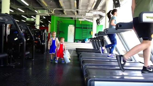 Learn Colors with Bad Baby in GYM Johny Johny Yes Papa - Bad Kids Walk Through the Wall смотреть онлайн