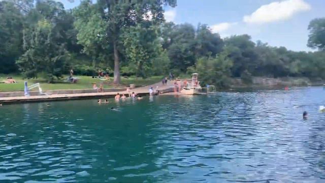 Остин, Техас. Открытый бассейн из речки Колорадо :) Barton Springs Pool, Austin TX смотреть онлайн