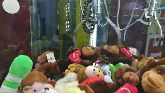 Вытаскиваем игрушки в автоматах Хватайка Считаем попытки:) смотреть онлайн