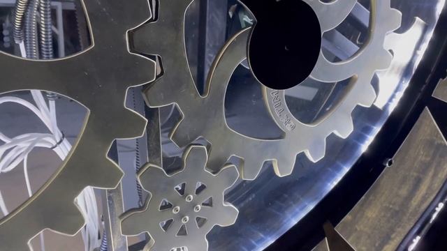 Часы большие уличные с подвижными шестеренками смотреть онлайн