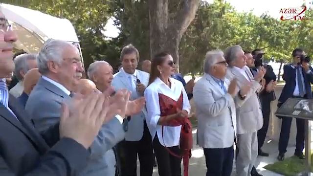 В Бакинском приморском парке состоялось открытие памятника известному певцу Муслиму Магомаеву смотреть онлайн