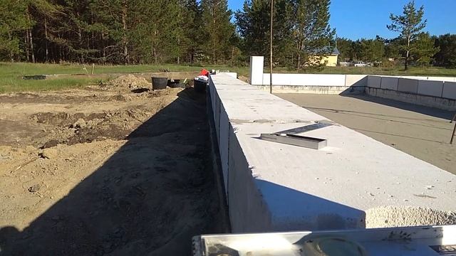 Как ПРОСТО уложить ПЕРВЫЙ РЯД газобетона СВОИМИ РУКАМИ смотреть онлайн