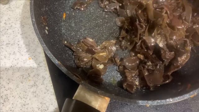 Утка фаршированная капустой,шикарный салат и с Новым Годом! смотреть онлайн