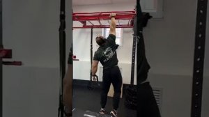 Подтягивания на 1 руке при весе 140кг Андрей Смаев