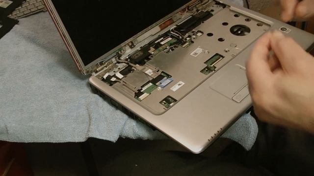 Dell Inspiron 1525 Unscrewed - Fan Spins, Display Dead. смотреть онлайн